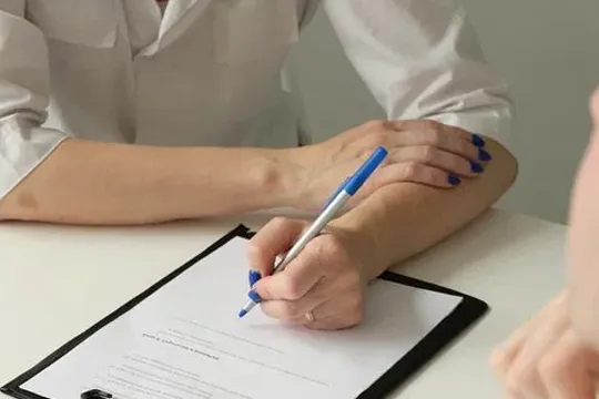 Нарколог консультирует пациента по вопросам лечения наркомании